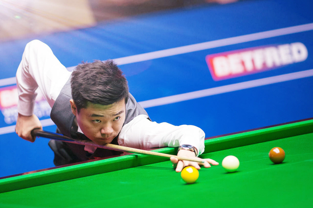 选手在鱼群 选手在鱼群